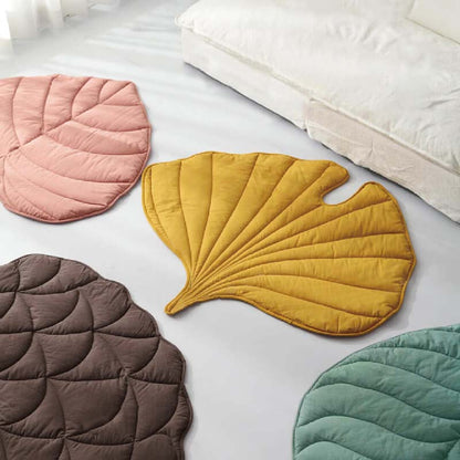 Versatile Leaf-Inspired Pet Mat